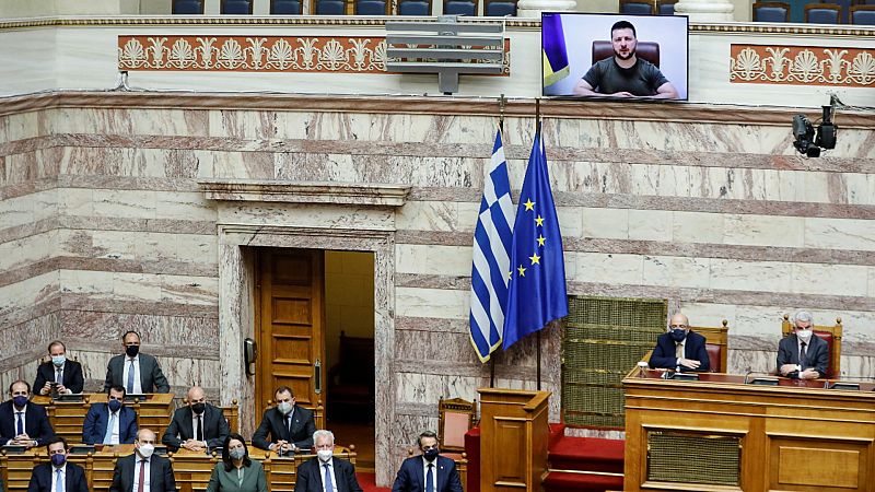Críticas a Zelenski en el Parlamento griego por ceder la palabra a un soldado del batallón neonazi Azov