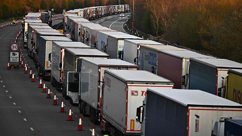 Decenas de miles de camiones esperan en filas kilométricas para cruzar el Canal de la Mancha