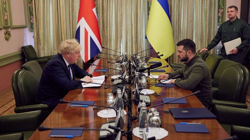 Boris Johnson ofrece a Zelenki vehículos blindados y misiles en una visita no anunciada a Kiev
