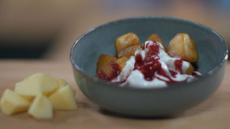 Trampantojo dulce de patatas bravas de manzana con salsa