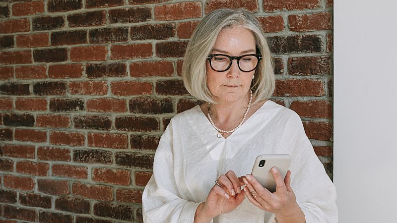 Las canas están más de moda que nunca: consejos para cuidarlas y llevarlas con orgullo