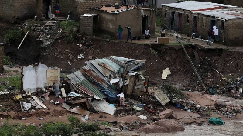 Aumenta a 306 la cifra de muertos por las inundaciones en SudAumenta a 306 la cifra de muertos por las inundaciones en Sudáfrica
