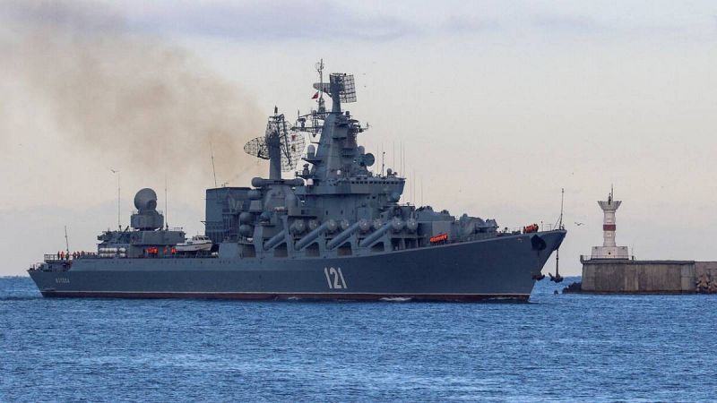 Rusia informa de que su buque insignia se ha hundido cuando trataban de remolcarlo tras una explosión