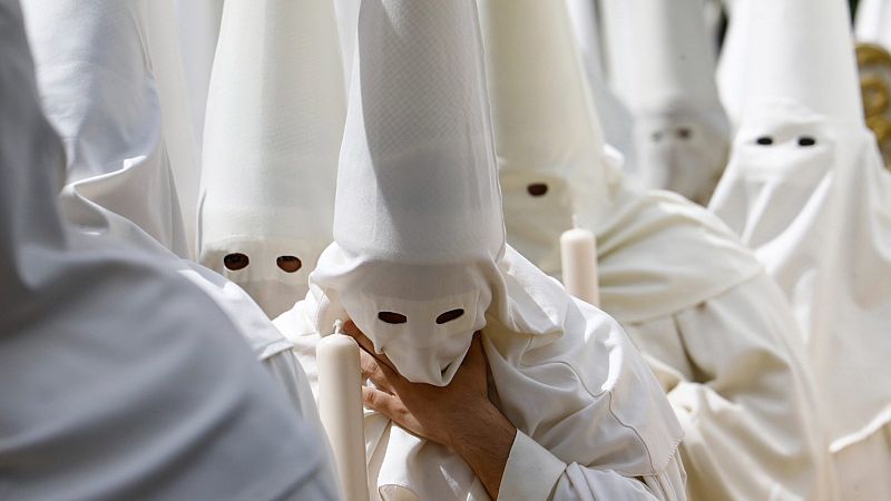 Dos años después vuelven los ansiados preparativos para la Semana Santa: alisar la túnica o sacar el capirote