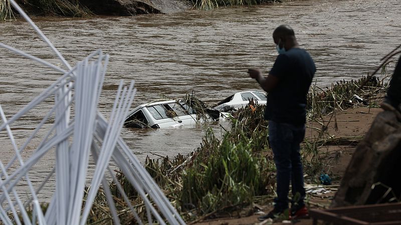Sudáfrica busca desaparecidos tras unas inundaciones que dejan cerca de 400 muertos