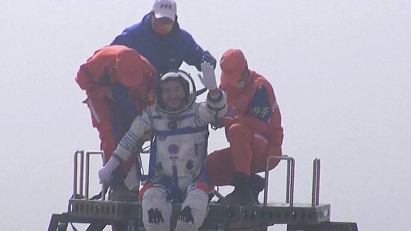 Regresan a la Tierra tres astronautas chinos tras realizar la misión espacial más larga de ese país