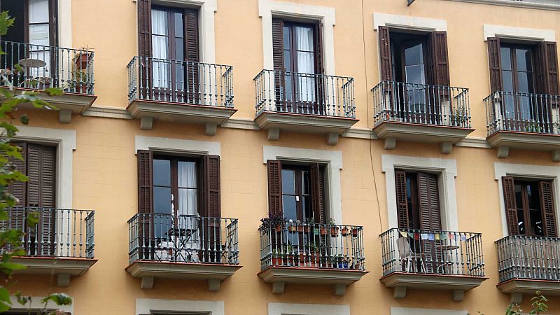 Més pisos compartits i menys llars unipersonals a Barcelona