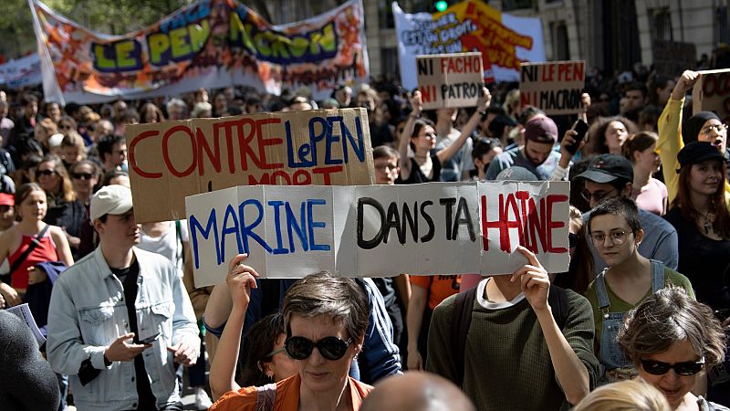 Miles de personas se manifiestan en Francia contra la extrema derecha