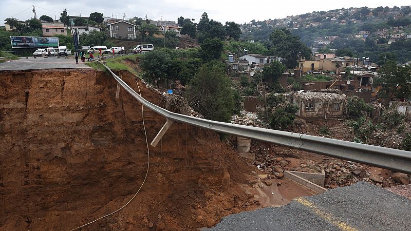 Los muertos por las inundaciones en Sudáfrica aumentan a 443, con 63 desaparecidos
