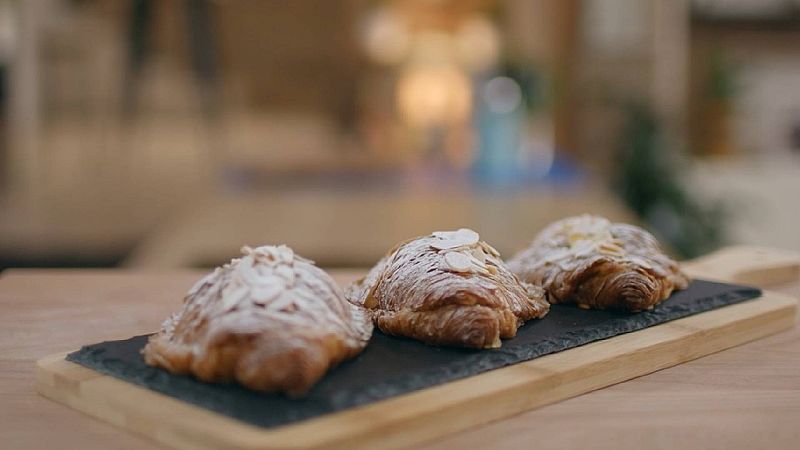 Aprovecha los croissants duros con esta delicioso relleno de coco y cítricos