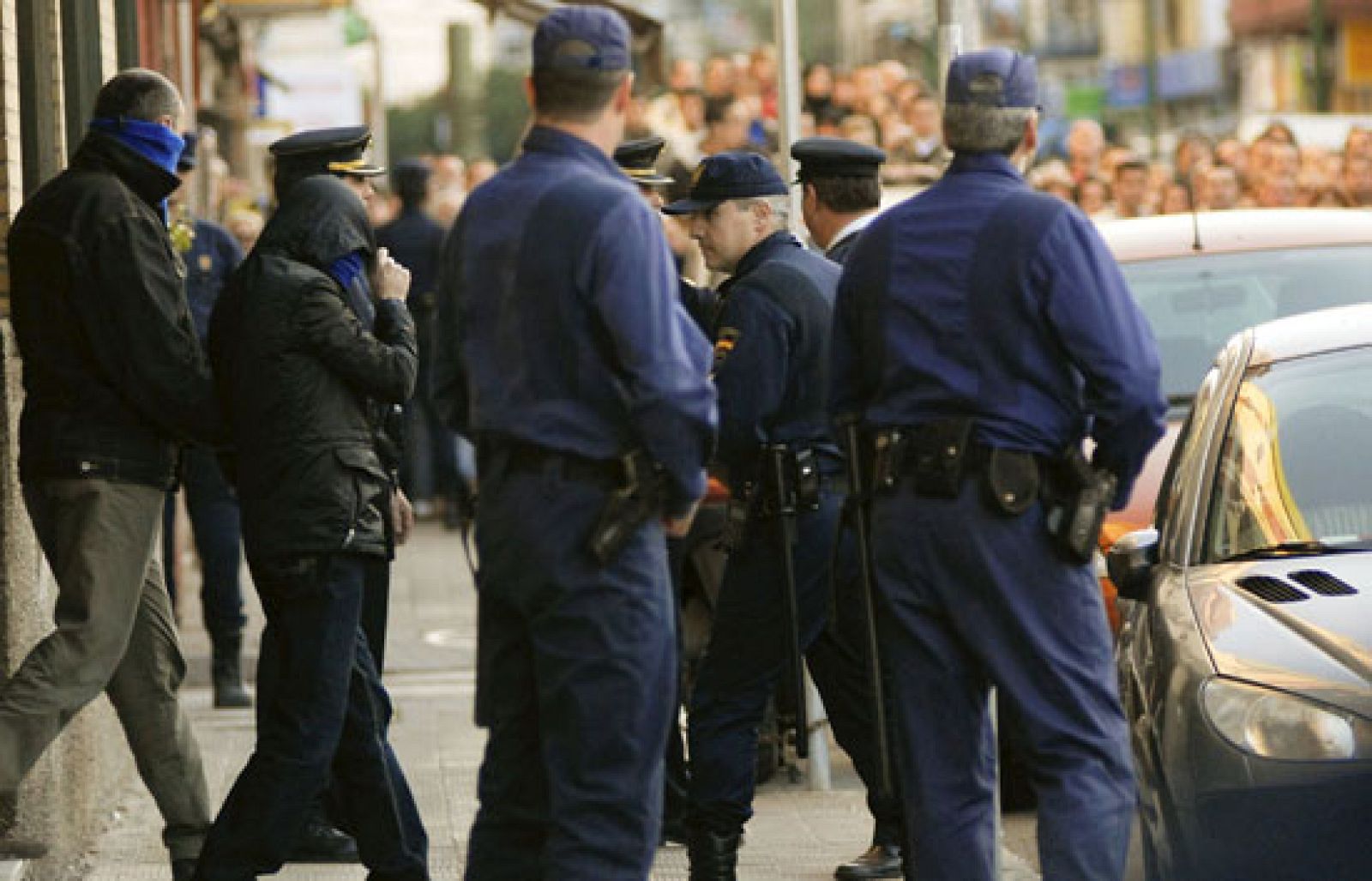 La policía científica lleva al presunto asesino de Marta del Castillo y a su hermano al piso donde supuestamente se cometió el crimen | Ver