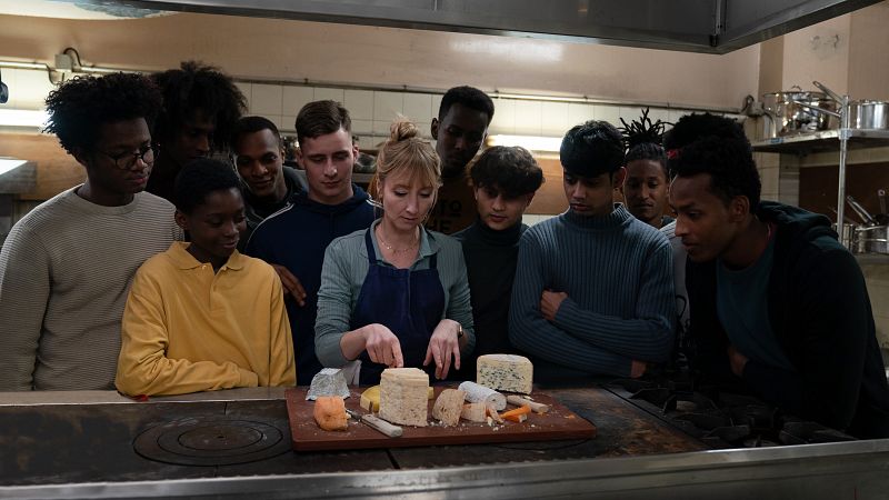 Así es 'La brigada de la cocina', la comedia social francesa sobre menores no acompañados
