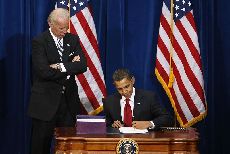 Obama firma el plan de estímulo económico de 787.000 millones de dólares
