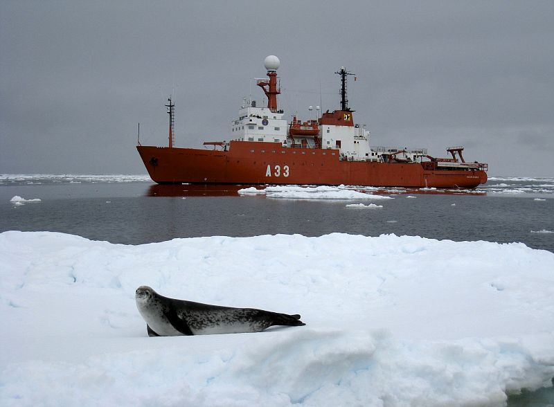 El buque español 'Hespérides' llega en ayuda de un crucero varado en la Antártida