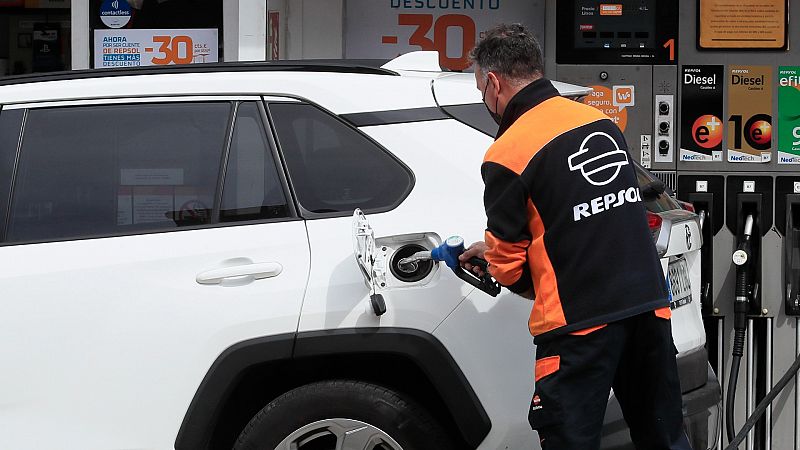 Las gasolineras aseguran haber agotado el anticipo de Hacienda por el descuento tras vender un 35% más