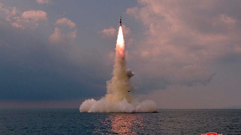 Corea del Sur prueba dos misiles balísticos lanzados desde un submarino