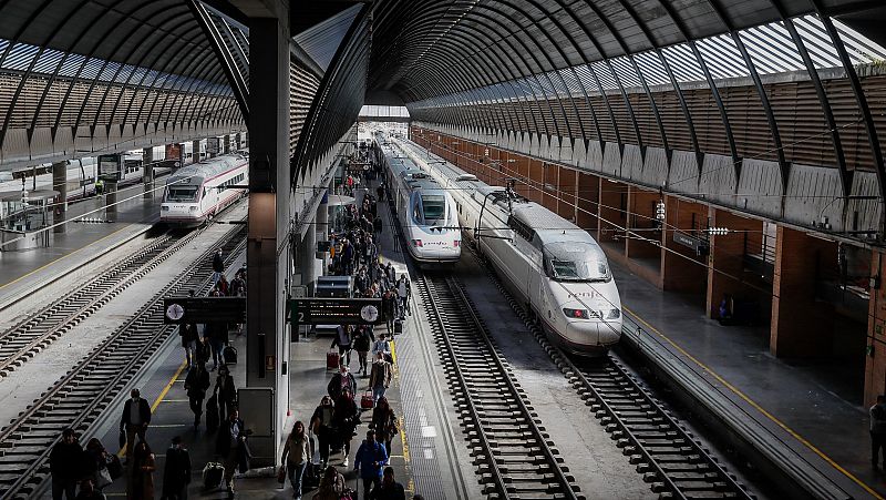 Renfe lanza 100.000 billetes a 15 euros pero desata las críticas por el colapso de la web y su política de precios