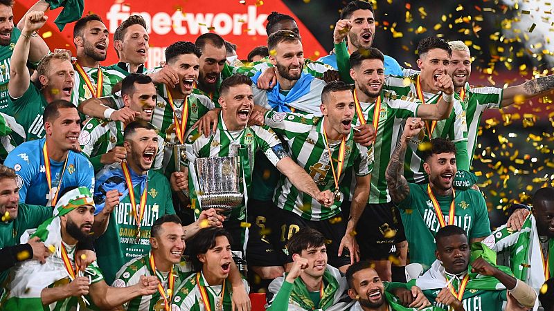 El Betis levanta su tercera Copa del Rey en La Cartuja ante el Valencia en los penaltis