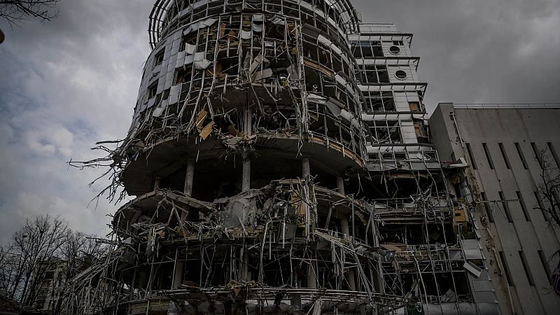 El arte desde un búnker en Járkov: "No me iré, no caeré, permaneceré en pie"