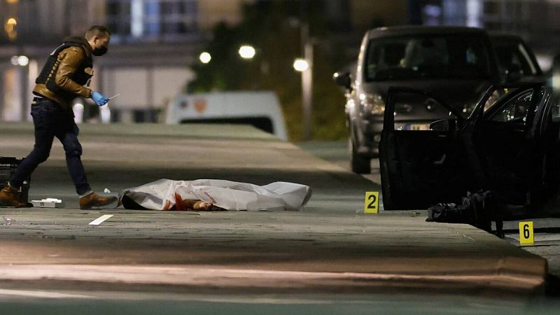 Dos muertos en París después de que un coche arremetiera contra la Policía en la noche electoral