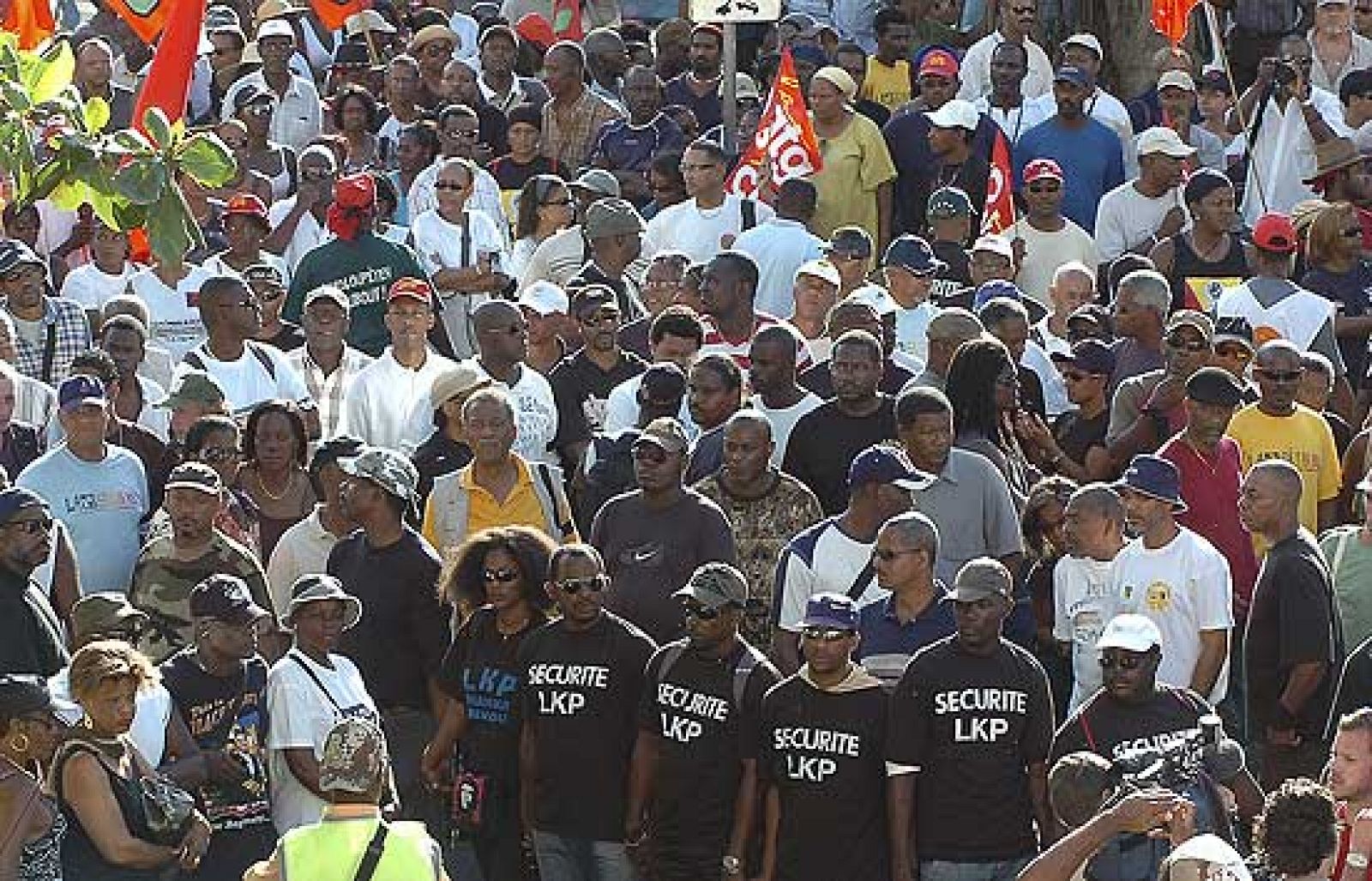 Un muerto y seis agentes heridos en los disturbios de Guadalupe | Ver