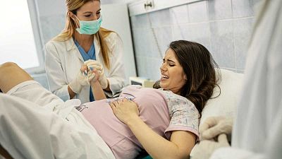 Las cuñas de RNE - Matronas: 340.000 mujeres y más de 3 millones de niños mueren al año por complicaciones evitables en el embarazo y parto en Memoria de Delfín - Escuchar ahora