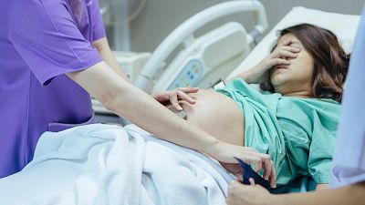 Memoria de Delfín - Matronas: 1.000 mujeres y 10.000 niños mueren al día por complicaciones evitables en el embarazo y parto - Escuchar ahora