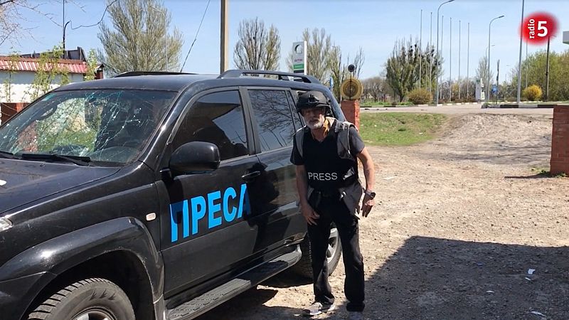 Artillería rusa impacta en el vehículo del enviado especial de RNE