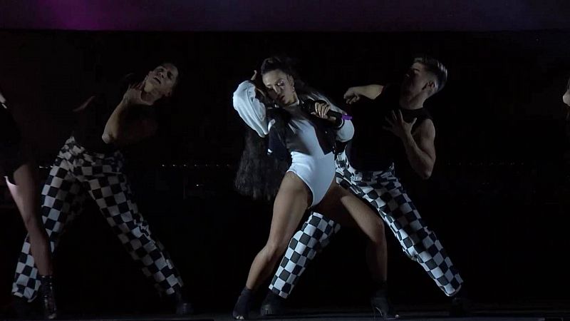 Chanel se despide antes de Eurovisión con una macrofiesta a ritmo de "Slomo"