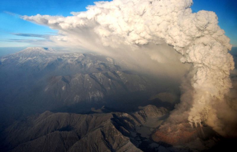 La reactivación del volcán chileno Chaitén obliga a evacuar por 'alto peligro'