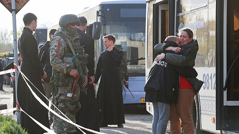 Ucrania evacúa a un centenar de personas de Azovstal tras semanas de asedio ruso