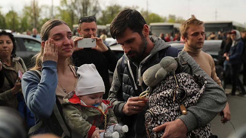 Los primeros evacuados de la acería de Mariúpol llegan a Zaporiyia: "Nos habíamos despedido de la vida"
