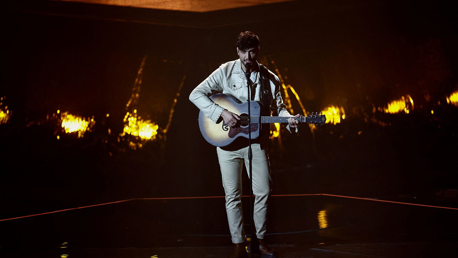 Eurovisión 2022 - Estonia: Stefan canta "Hope" en la semifinal 2