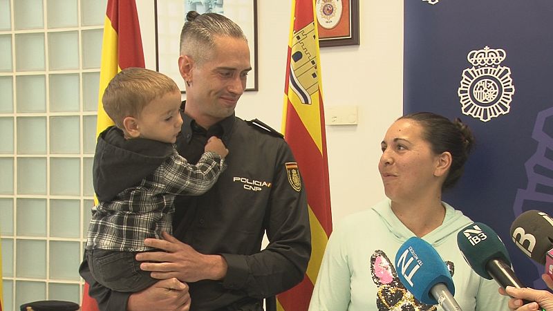 Un policia salva la vida a un nadó a punt d'ofegar-se