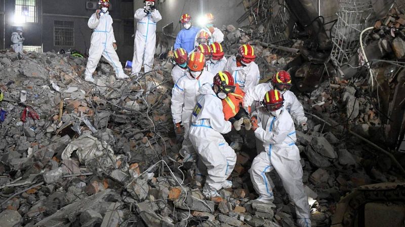 Ascienden a 53 los muertos en el derrumbe de un edificio en el centro de China en abril