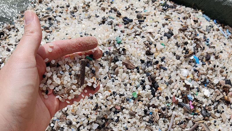 Récord de recogida de microplásticos en una playa de Tarragona: "El problema podría trasladarse a otras zonas"