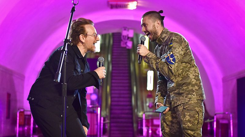 Bono da un concierto sorpresa "por la paz" en una estación del metro de Kiev