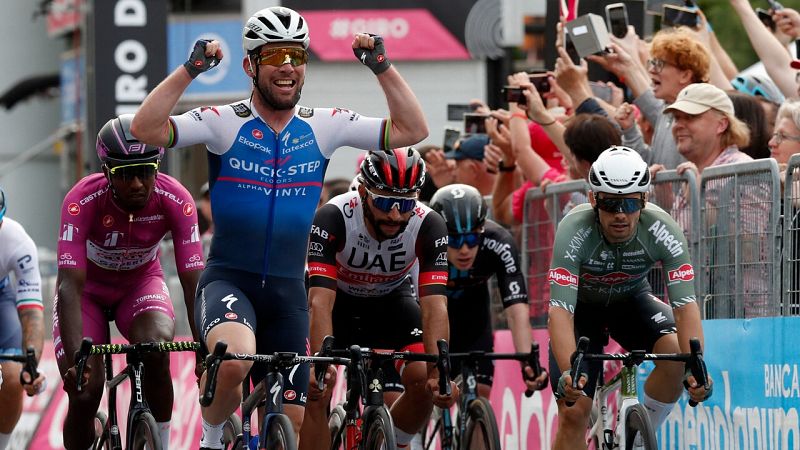 Mark Cavendish gana al esprín la tercera etapa del Giro y Van der Poel sigue con la 'maglia' rosa