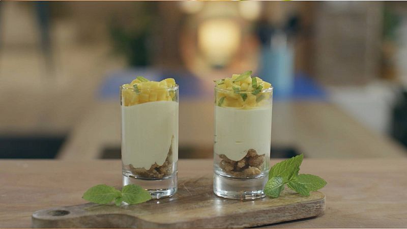 Un postre ligero y ultra refrescante: receta de mousse de mango, yogur y menta con crumble