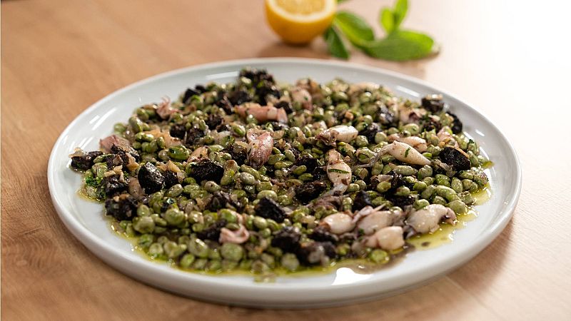 Sácale partido a la temporada de habas frescas con este salteado con morcilla y chipirones