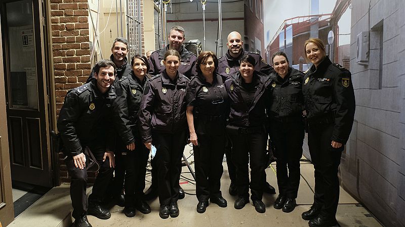 La Policía Nacional visita el rodaje de 'Servir y proteger'