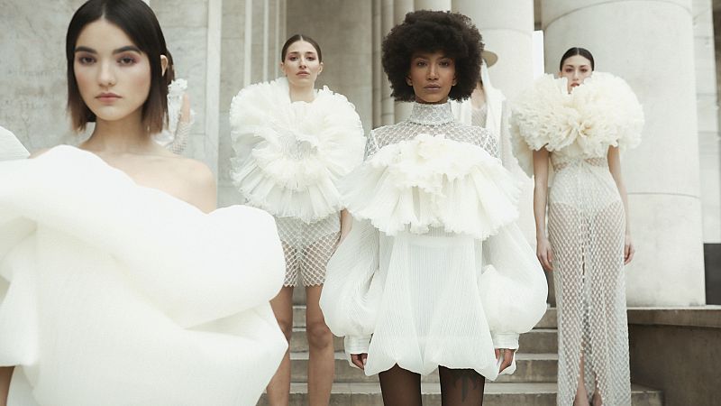 La colección de Juana Martín tiene los vestidos con más poderío de la temporada