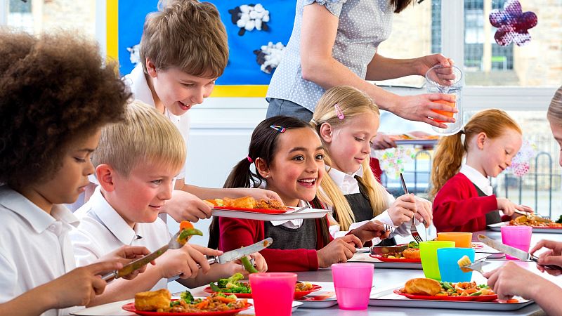 Más de un millón de menores bajo el umbral de la pobreza no tienen acceso al comedor escolar o a sus ayudas