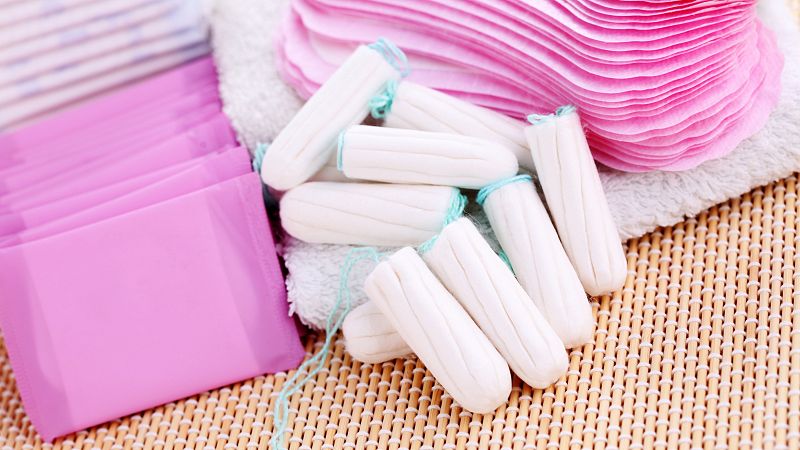 El Gobierno eliminará el IVA de los artículos de higiene femenina y prevé bajas por menstruaciones incapacitantes