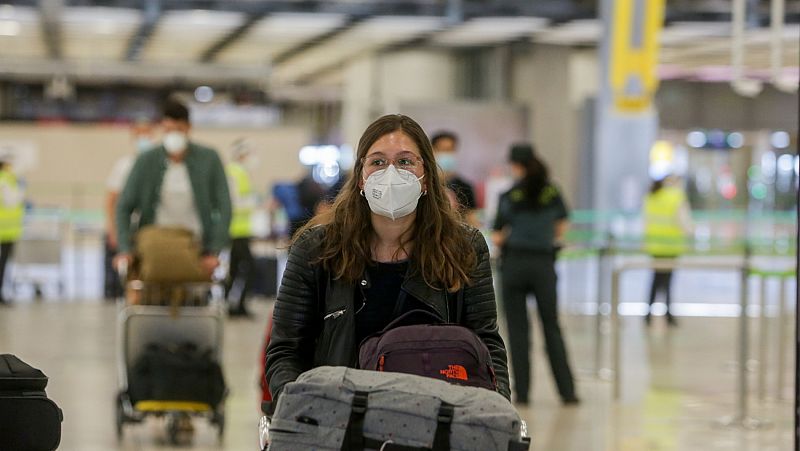 La UE elimina la recomendación del uso obligatorio de mascarillas en aeropuertos y aviones