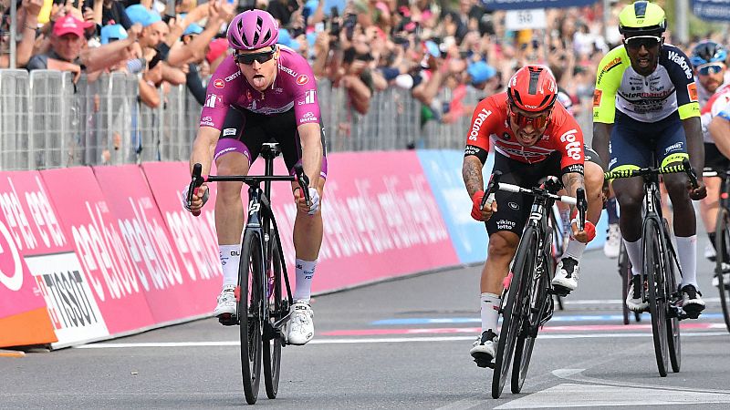 Démare hace doblete con un ajustadísimo sprint tras una etapa aburrida en el Giro