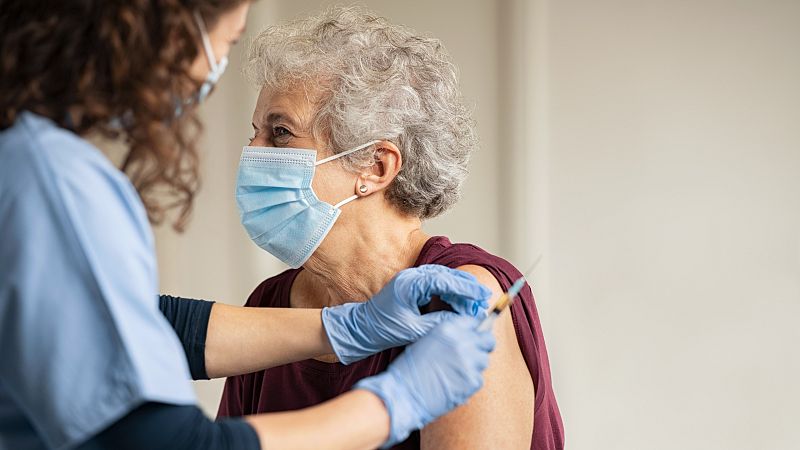 Cataluña pondrá la cuarta dosis de la vacuna COVID a los mayores de 80 años en otoño