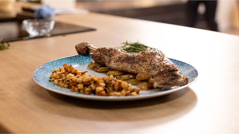 Sorprende a tus invitados con esta receta de cabrito al horno con migas de anchoas y orejones