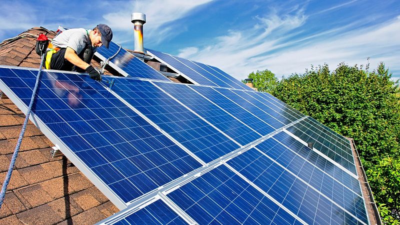 Alquilar placas solares, una opción para ahorrar en la factura de la luz y fomentar el autoconsumo