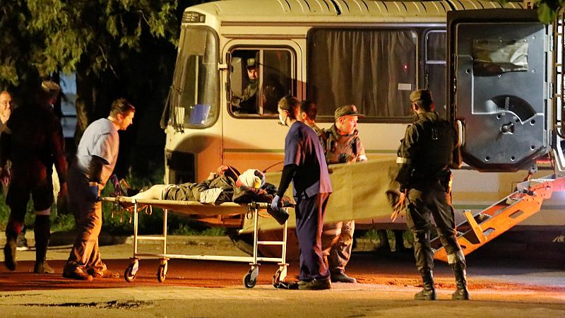 Ucrania evacúa a 264 militares de la acería de Azovstal, 53 de ellos heridos graves